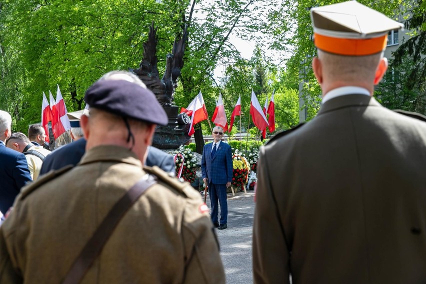 Złożenie kwiatów przy pomniku polskich sił zbrojnych na...