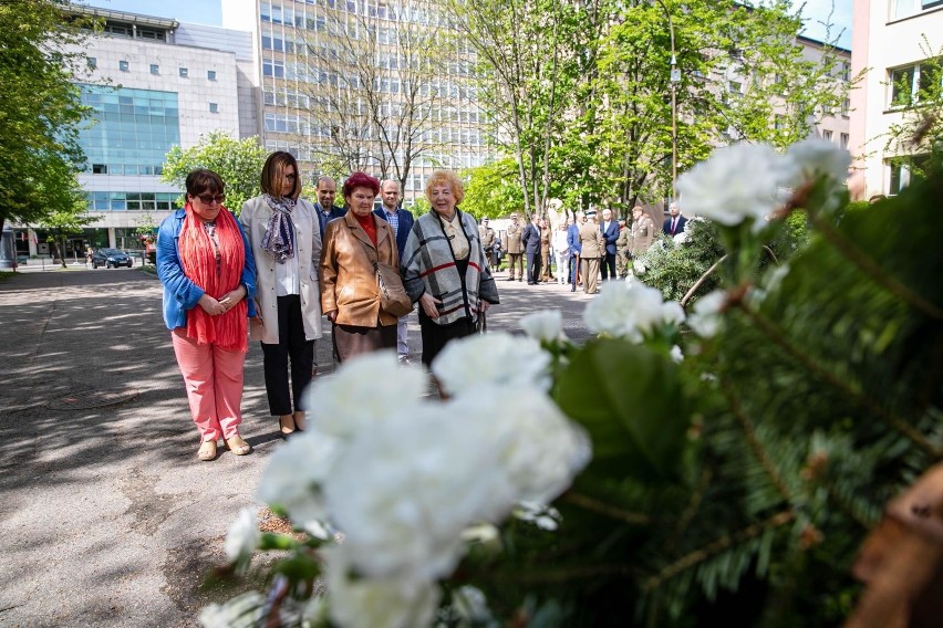 Złożenie kwiatów przy pomniku polskich sił zbrojnych na...