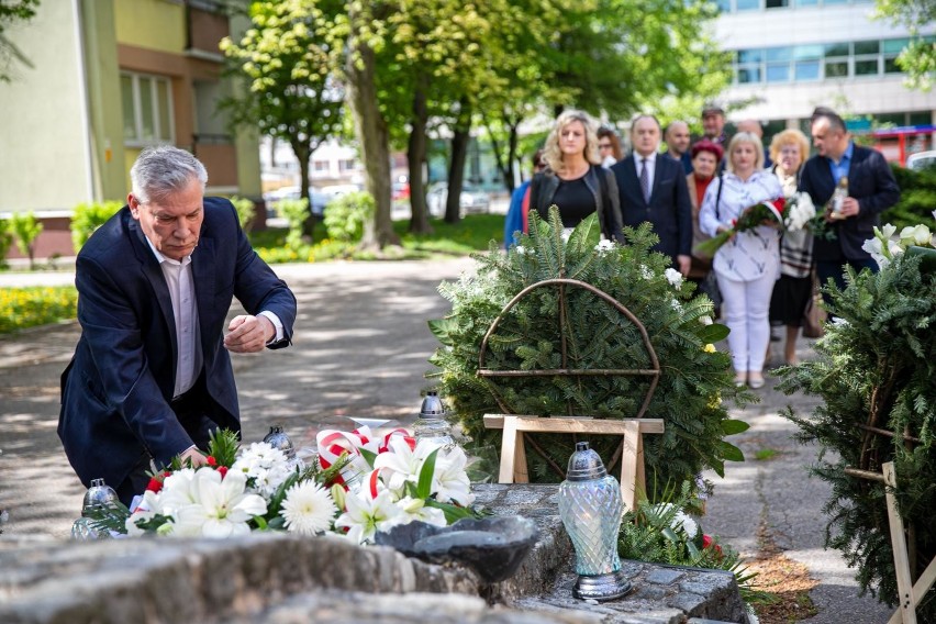 Złożenie kwiatów przy pomniku polskich sił zbrojnych na...
