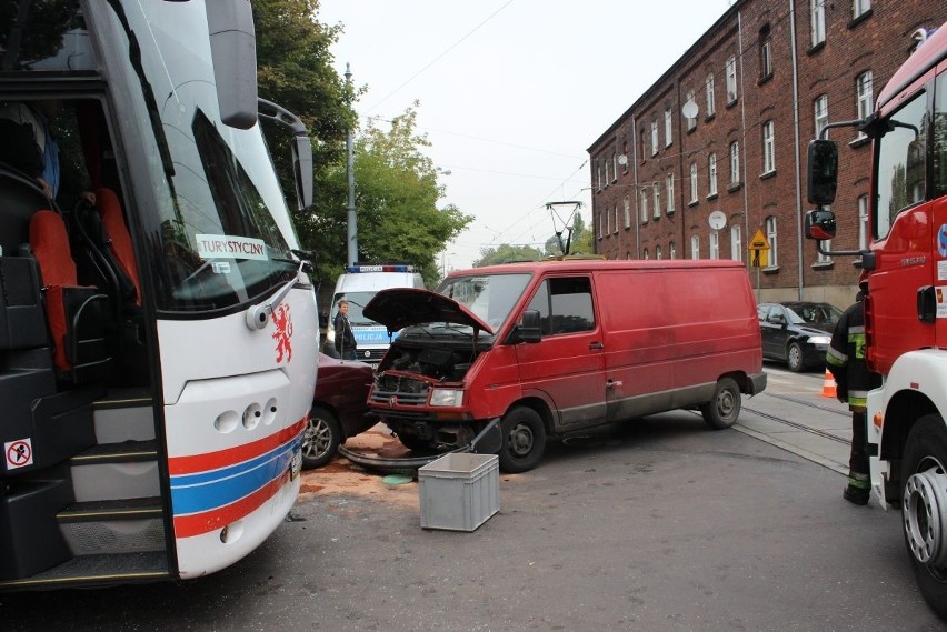 Wypadek z udziałem autokaru na Kilińskiego. Jedna osoba ranna [ZDJĘCIA+FILM]