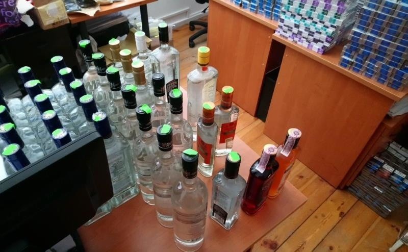 Przeszukania przemyskich noclegowni. 1,5 tys. paczek papierosów, ponad 30 litrów alkoholu i inne znaleziska w Przemyślu