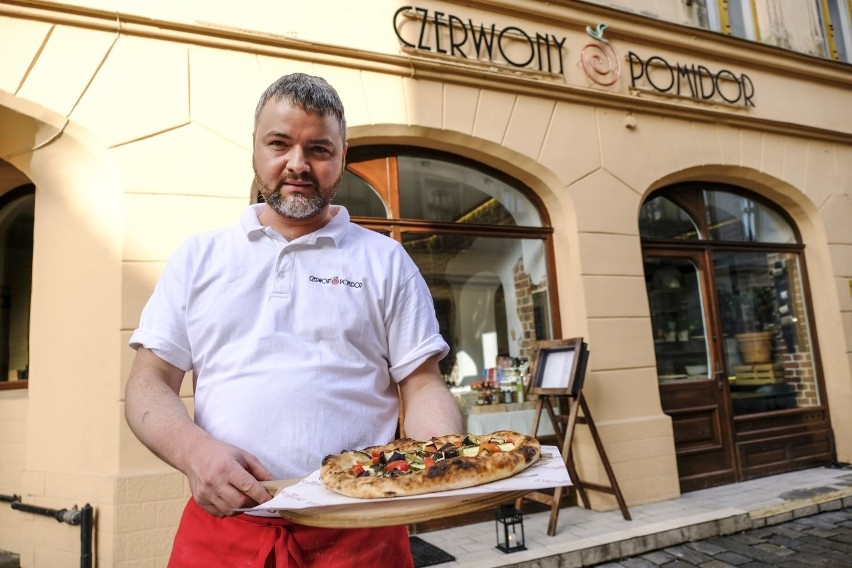 Jacek Szymański w "Czerwonym Pomidorze" pracuje po...