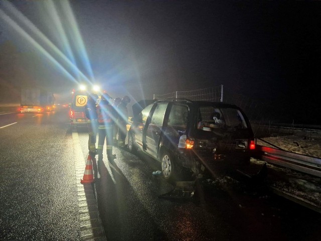 Na 507. kilometrze A4, w kierunku Krakowa doszło do najechania ciężarówki na samochód osobowy. Trwa akcja ratownicza na drodze