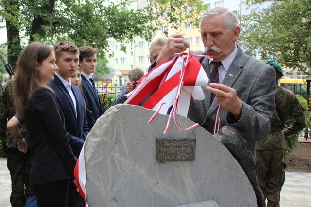 Odsłonięcie pomnika poświęconego zamordowanym łomżyńskim gimnazjalistom oraz bohaterom powstania styczniowego.
