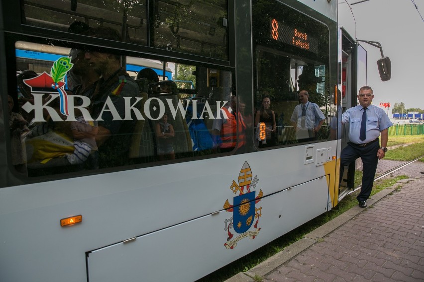 ŚDM 2016. To oni zawieźli papieża tramwajem na Błonia [ZDJĘCIA, WIDEO]