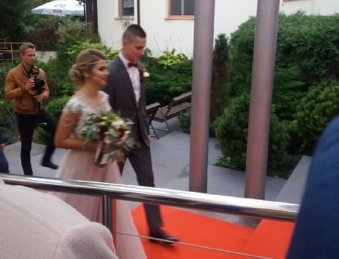 Piotr Ostrowski poślubił Natalię. Na weselu byli znani piłkarze