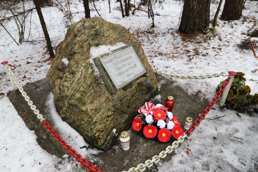 Oddali hołd 10 bohaterom rozstrzelanym przed 75 laty w lesie koło Piły (ZDJĘCIA)