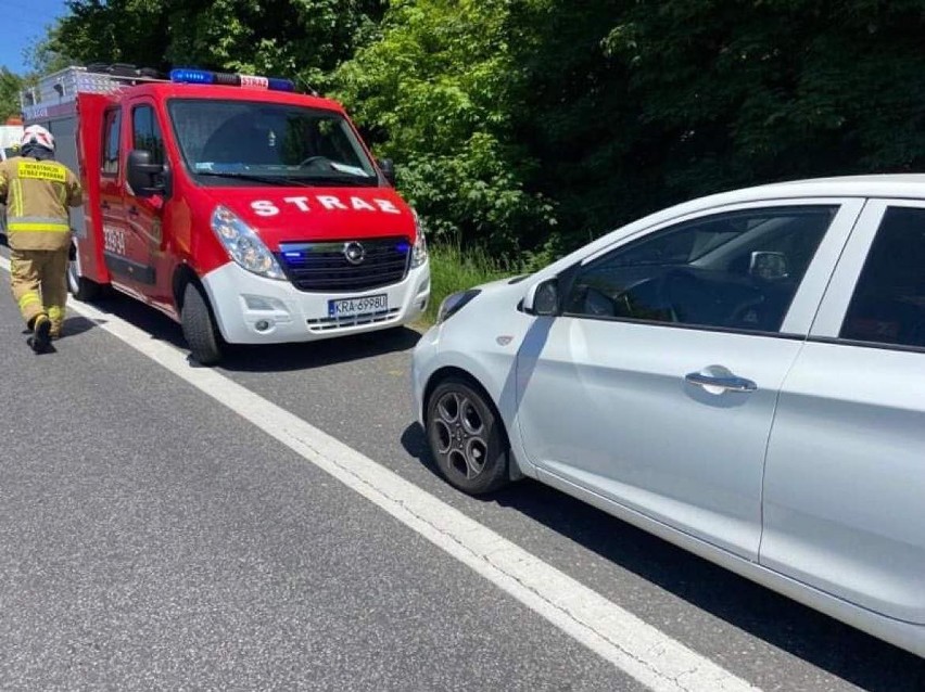 Zderzenie samochodów na drodze krajowej 94 w Sąspowie. Są osoby poszkodowane i utrudnienia na drodze