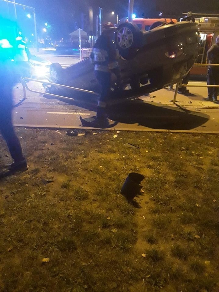 Kierowca toyoty stracił panowanie nad samochodem, zjechał z...