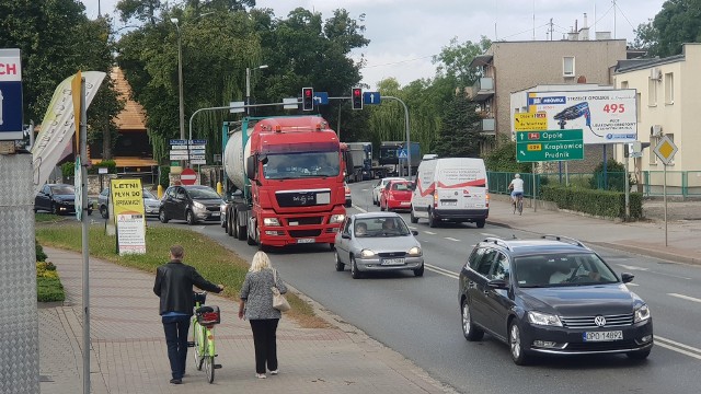 Tak wygląda na co dzień ruch na drodze krajowej nr 94 w Strzelcach Opolskich.