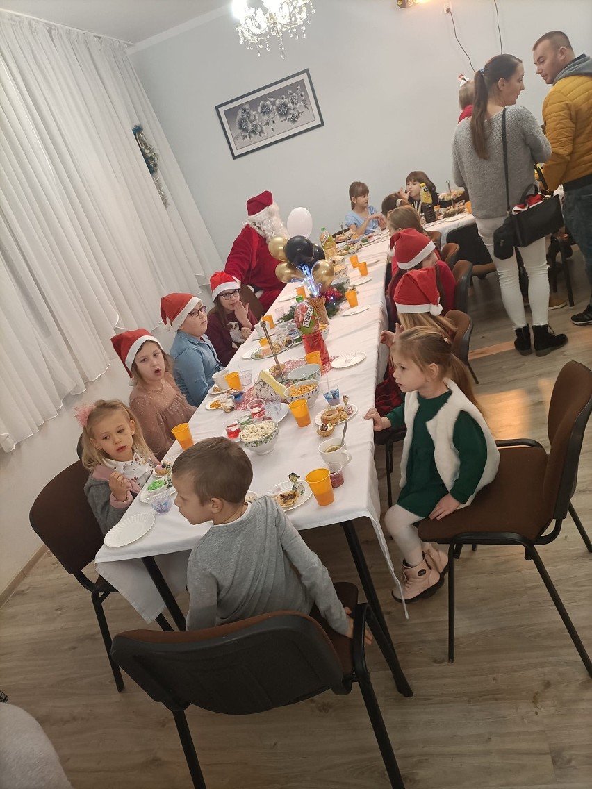 Święty Mikołaj odwiedził Dalechowice. Niespodziewany prezent dla dzieci. Zobacz zdjęcia