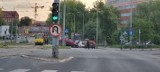 Kolizja na ulicy Firlika w Szczecinie. Auto zawisło na barierkach 