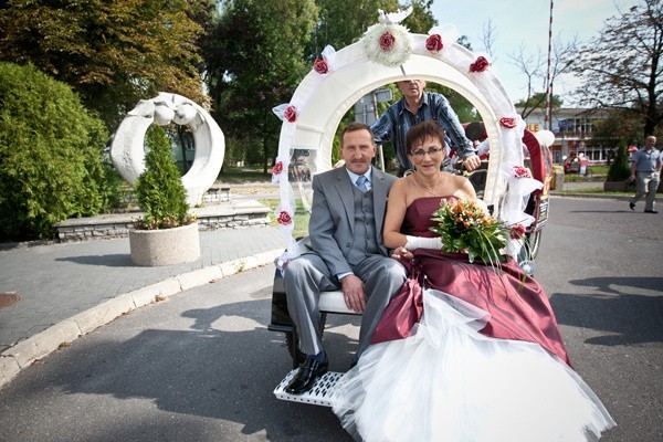 Bożena Aleksandrzak i Marek Góralski w drodze do Urzędu Stanu Cywilnego.