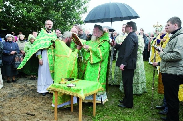 To było wyjątkowe wydarzenie dla archimandryty Gabriela. Na zdjęciu z metropolitą Sawą, który modli się przed poświęceniem nowo wybudowanego domu z celami dla mnichów.