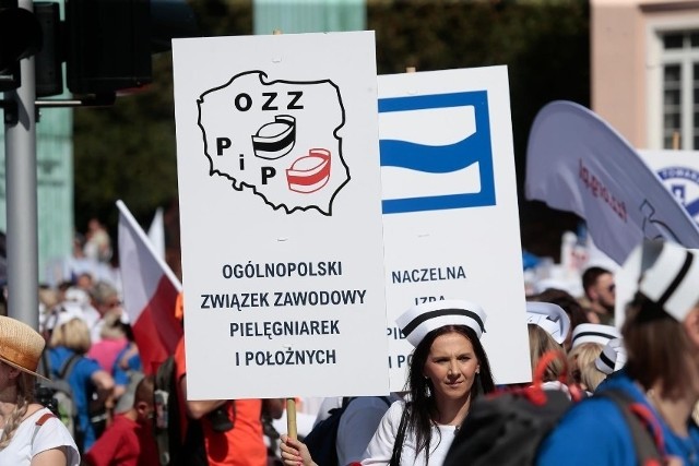 "Stop dyskryminacji! Stop degradacji!" – to hasło przewodnie manifestacji pielęgniarek.