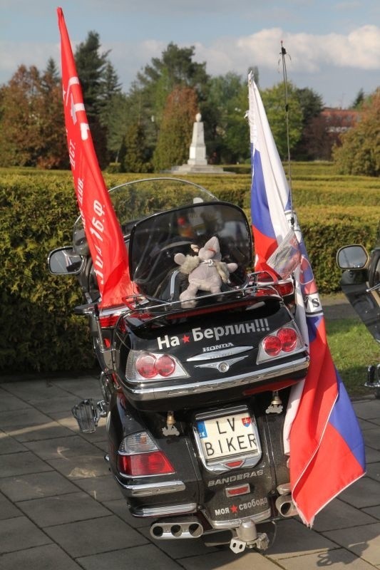 Nocne Wilki jednak we Wrocławiu. Motocykliści złożyli kwiaty na Cmentarzu Żołnierzy Radzieckich