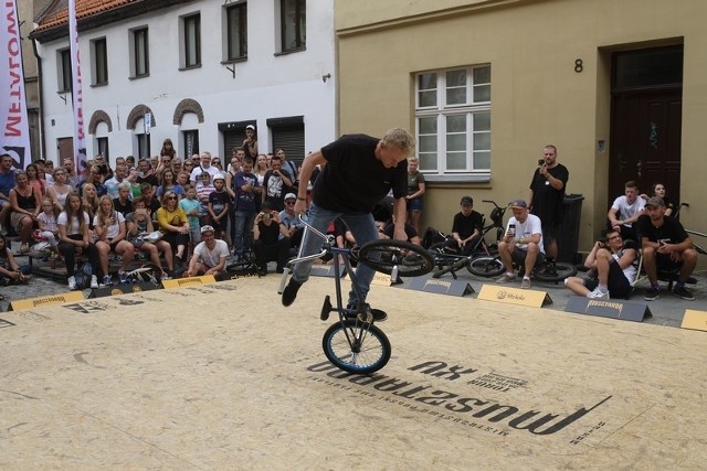 W sobotę na ulicy Browarnej w Toruniu zmagali się najlepsi zawodnicy z Polski i Europy w BMX flatland – akrobacjach rowerowych na płaskiej powierzchni. Dodatkowo rozegrano konkurs na jump boxie. Dodatkowo zorganizowano specjalną strefę relaksu dla publiczności oraz konkursy.