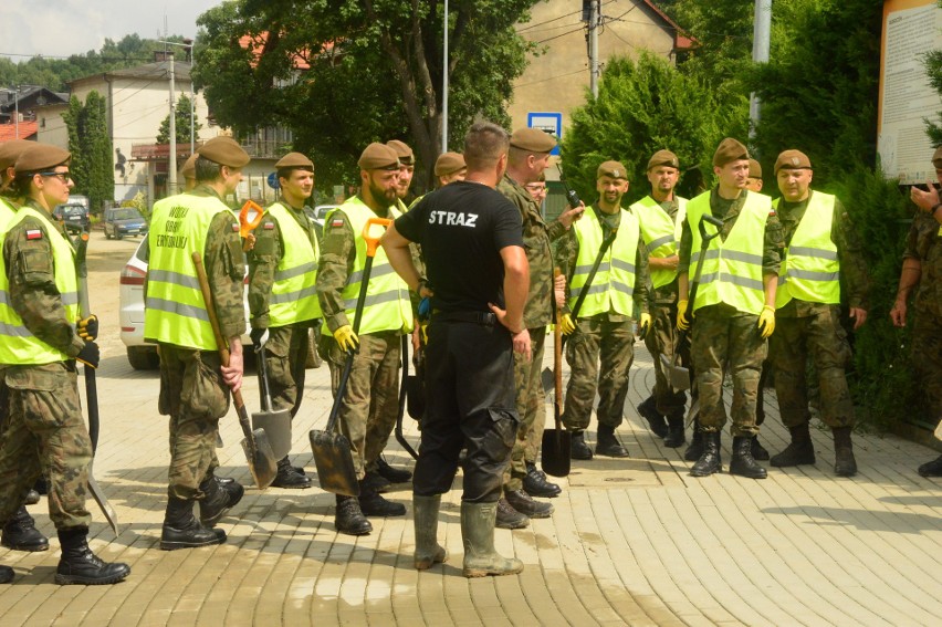 Terytorialsi z Małopolski pomagają powodzianom z Krzyszkowic i Głogoczowa [ZDJĘCIA]