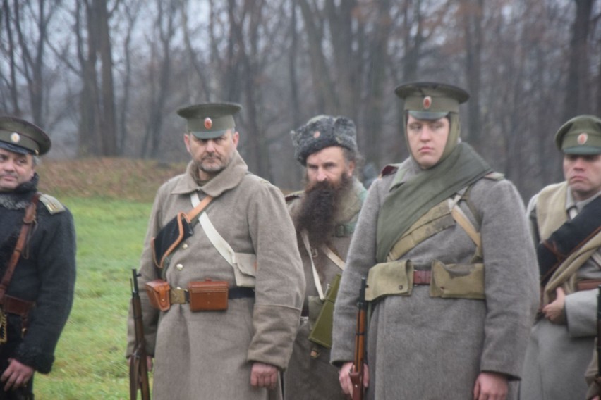 Historyczna rekonstrukcja bitwy w Miedzianej Górze. Strzelcy Piłsudskiego walczyli z wojskami rosyjskimi. Były wybuchy, dym i grochówka FOTO