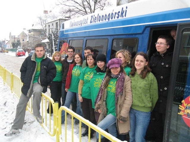 Po spotkaniu w Katolickim LO uczniowie i studenci stanęli do pamiątkowego zdjęcia. 