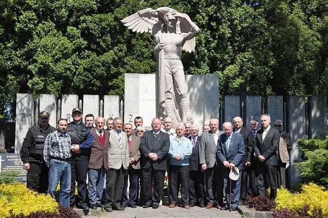 Uczestnicy rocznicowego spotkania przed Pomnikiem Partyzantów w Końskich