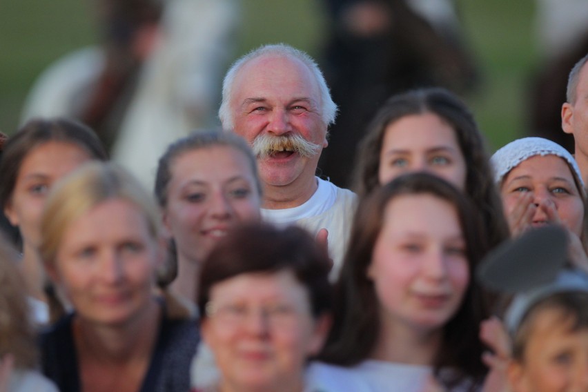 Orzeł i Krzyż: Prezydent Duda na widowisku w Murowanej...