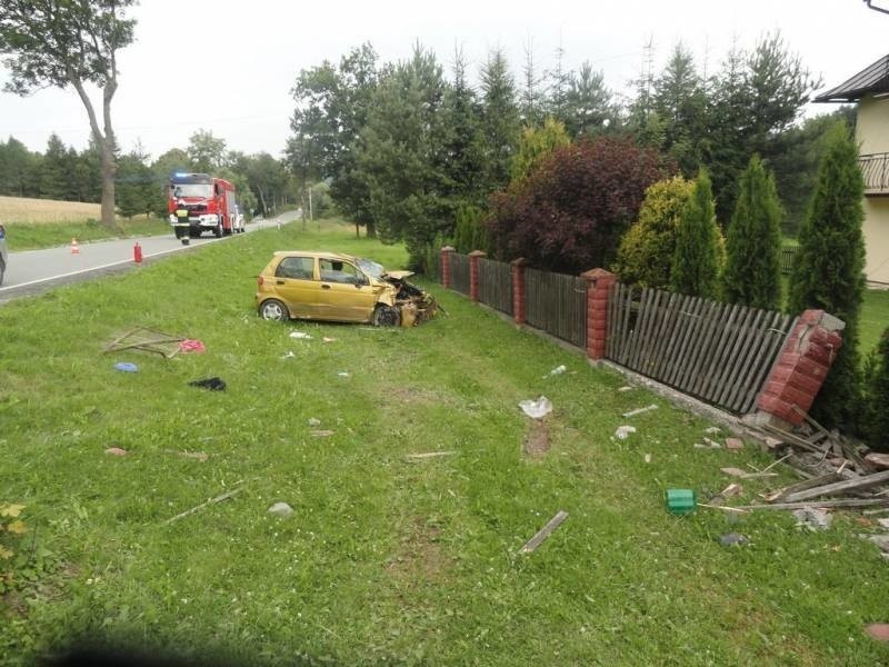 Muszynka. Kierowca stracił panowanie nad autem i uderzył w ogrodzenie