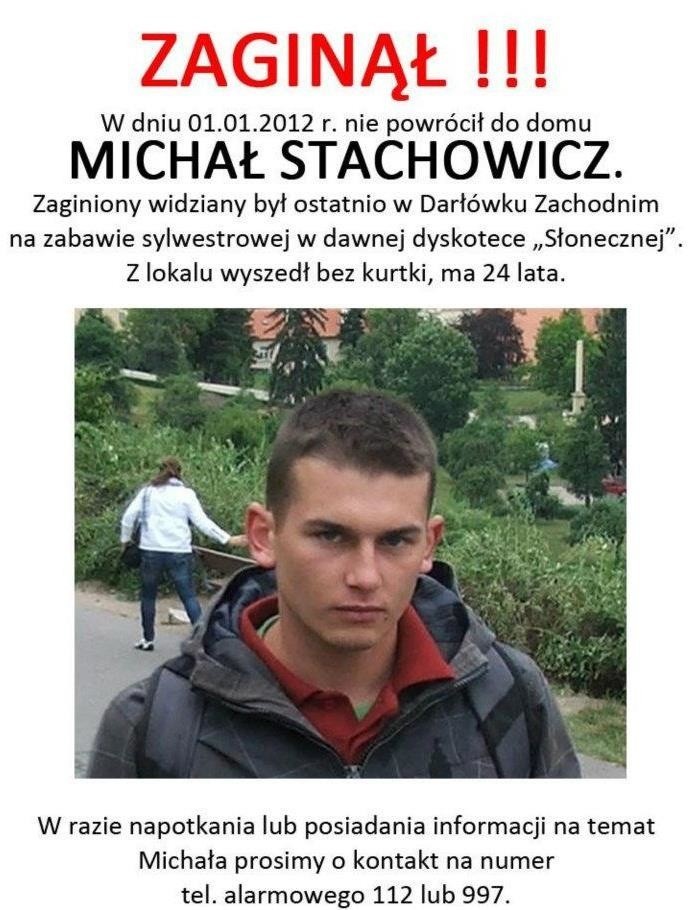 Plakaty informujące o zaginięciu Michała rozwieszane są...