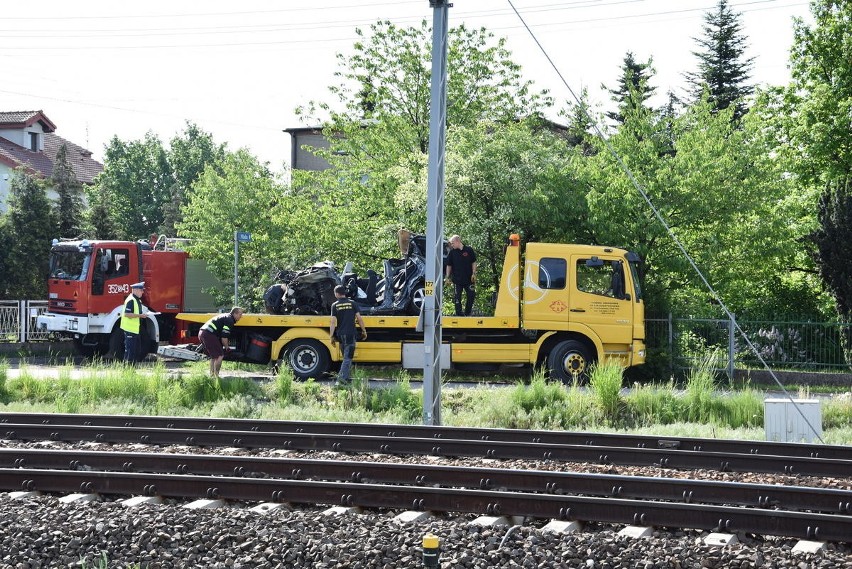 Śmiertelny wypadek na przejeździe kolejowym w Blachowni: samochód wjechał pod pociąg. Kierowca usiłował ominąć szlaban WIDEO+ZDJĘCIA