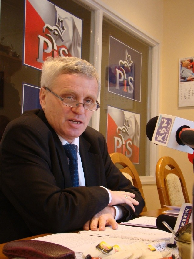 Z senatorem Stanisławem Kogutem, wiceprezesem Kolejarza Stróże rozmawia Daniel Weimer