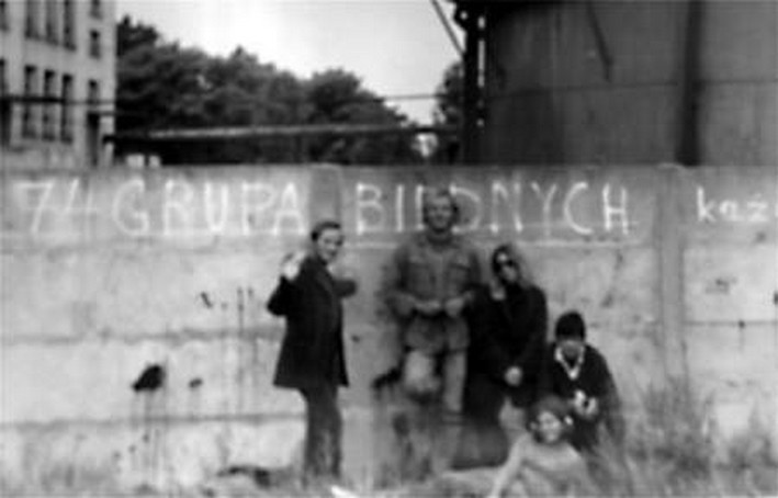 74 Grupa Biednych w Ustce przy murze gazowni. Koniec lat 60.