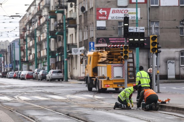 Trwa usuwanie awarii na ul. Głogowskiej, tramwaje dojeżdżają do Hetmańskiej