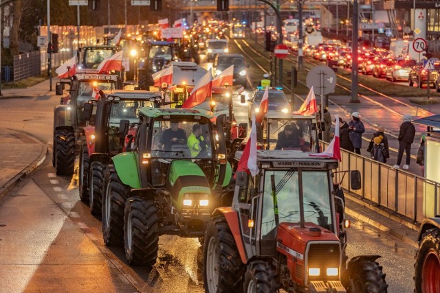 Strajk rolników w Krakowie 20 lutego 2024. W środę (20 marca) można spodziewać się jeszcze większej ilości maszyn rolniczych na krakowskich ulicach, a tym samym znów ogromnych utrudnień w ruchu  