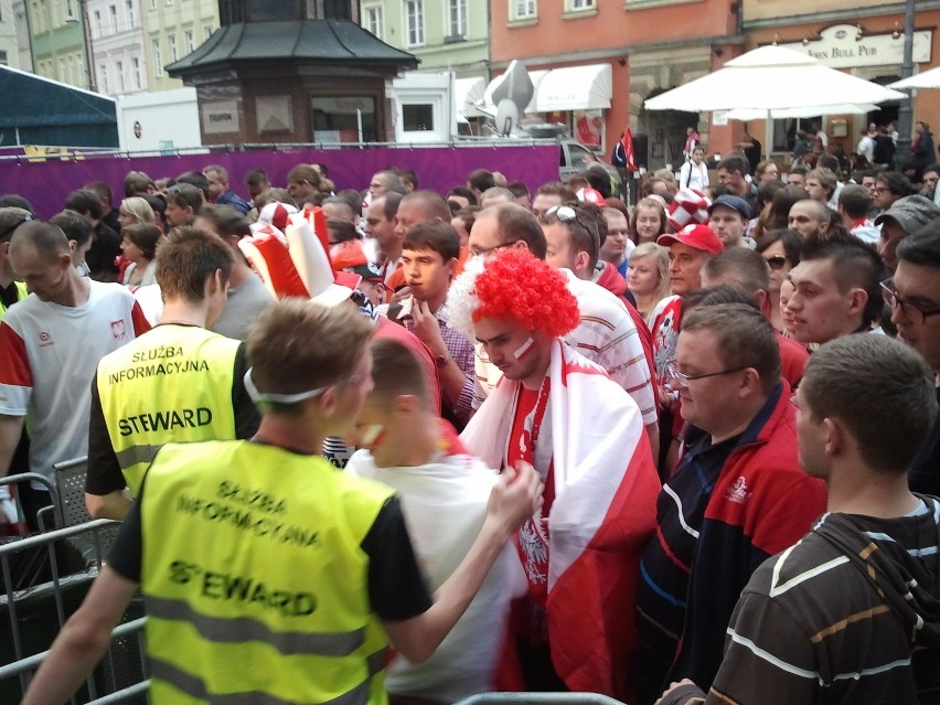 Wrocław: Ścisk w strefie kibica na meczu Polska-Rosja. Kończy się miejsce