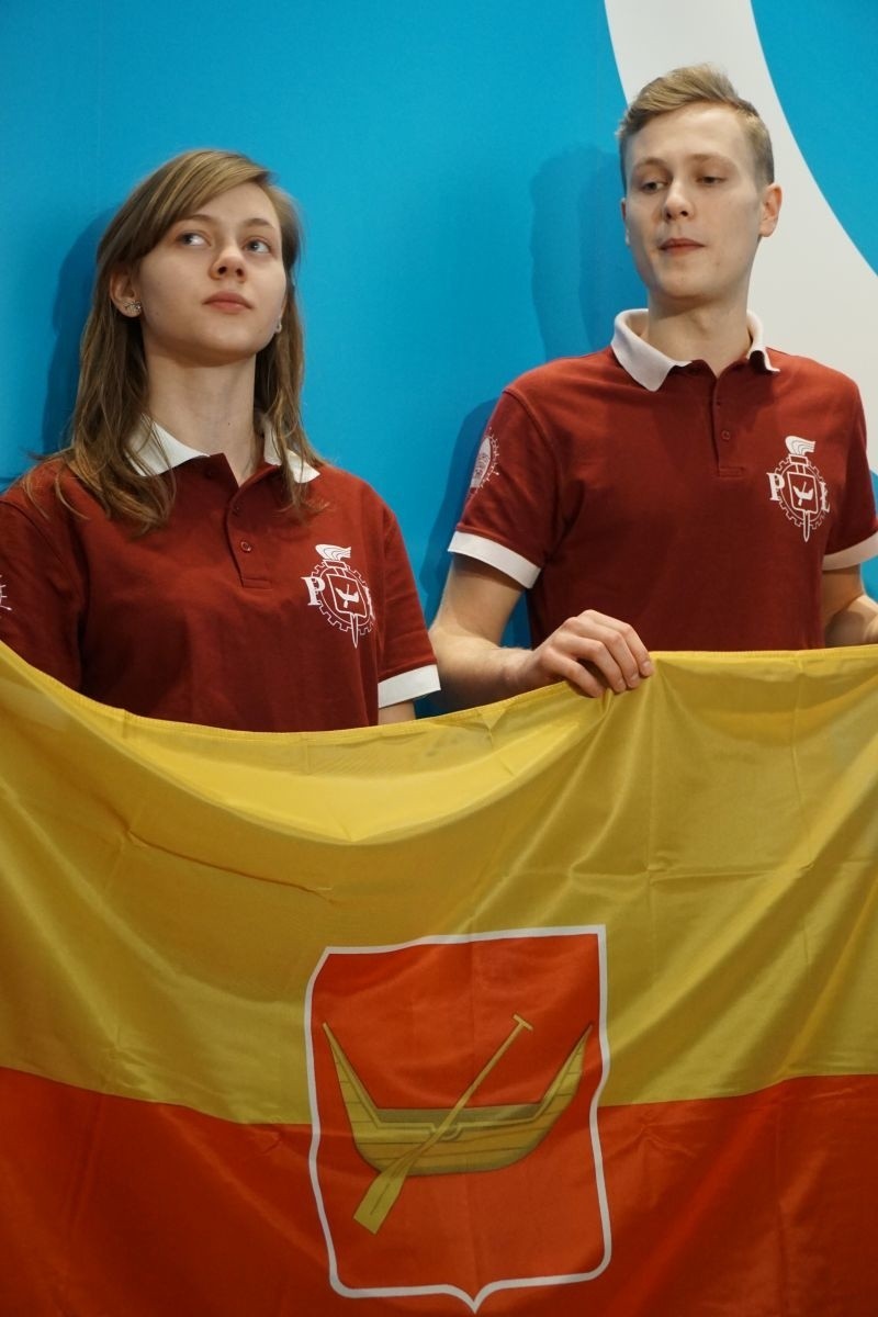 Studenccy żeglarze z łódzką flagą od prezydent Hanny Zdanowskiej [zdjęcia]