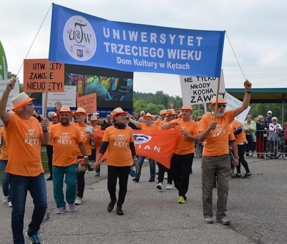 Reprezentacja UTW w Kętach podczas przemarszu ekip w Łazach