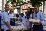 Uczniowie ZSGU w Chorzowie upiekli 100-metrowe ciasto złożone z ponad 300 babek ZDJĘCIA
