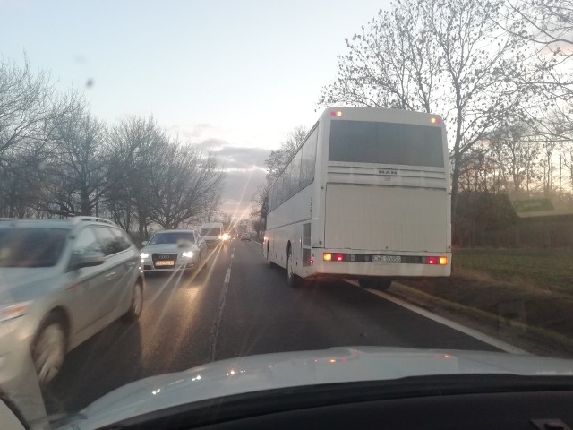 Autobus złapał gumę i obecnie czeka na pomoc