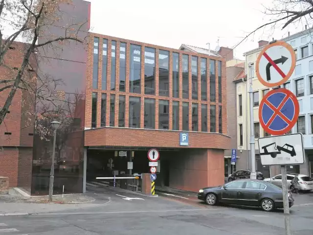 Parking przy ulicy Pod Blankami został już otwarty. Wczoraj pierwsi klienci zostawiali tutaj swoje samochody. Zdania, co do przydatności tego obiektu są jednak wśród mieszkańców podzielone