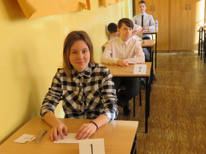 Sprawdzian szóstoklasisty w Piekarach: Uczniowie piszą część z języka polskiego i matematyki