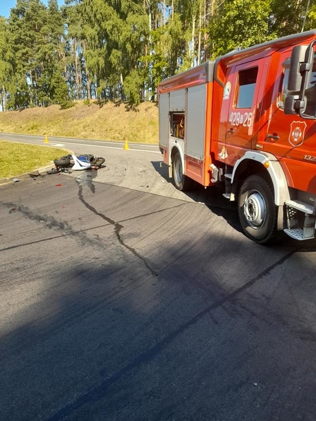 Dzisiaj (piątek, 21 sierpnia 2020 r.) doszło do wypadku na drodze krajowej nr 25 (tzw. górka gwieździńska). Motocyklista zderzył się z samochodem osobowym. Kierowca jednośladu trafił do szpitala.