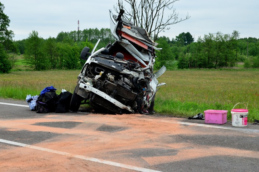 Tragedia pod Tarnobrzegiem. Dwie osoby nie żyją po zderzeniu tira z busem