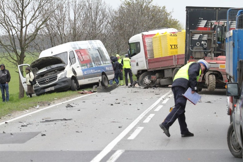 Karambol na drodze Wrocław - Świdnica. 9 osób rannych, w tym dwie ciężko