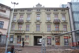 Kamienica przy placu Wolności jest po remoncie, więc można ją podziwiać w pełnej krasie. To w niej mieściła się najstarsza apteka w Łodzi