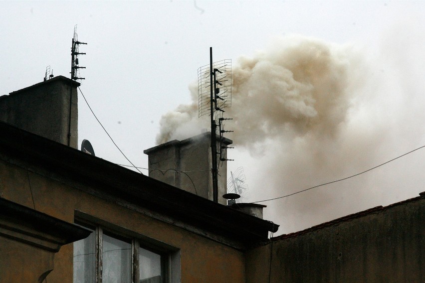 Smog pojawia się w miastach woj. śląskiego regularnie....