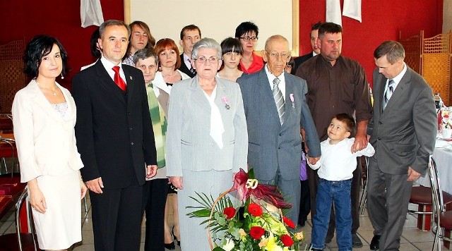 Na zdjęciu jubilaci - Maria i Jerzy Słowińscy w otoczeniu rodziny oraz burmistrza Waldemara Stupałkowskiego i szefowej USC Barbary Wiese
