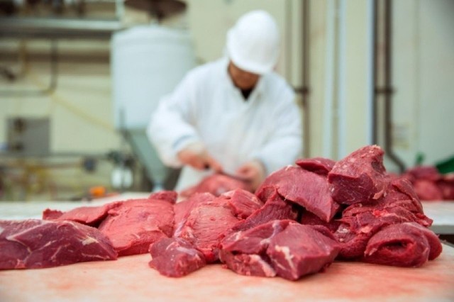 Dwutlenek węgla w branży mięsnej jest potrzebny do usypiania zwierząt podczas uboju. Dotyczy to zarówno trzody chlewnej, jak i drobiu. Jeśli zabraknie CO2, może dojść do wstrzymania uboju.