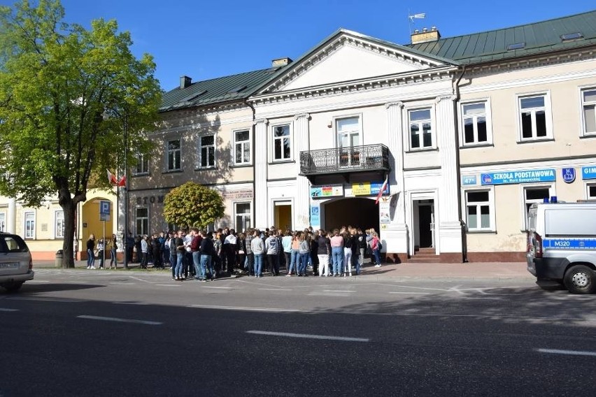 Alarmy bombowe w podlaskich szkołach. Policja sprawdza każdy sygnał. Za fałszywe zgłoszenie grozi sroga kara