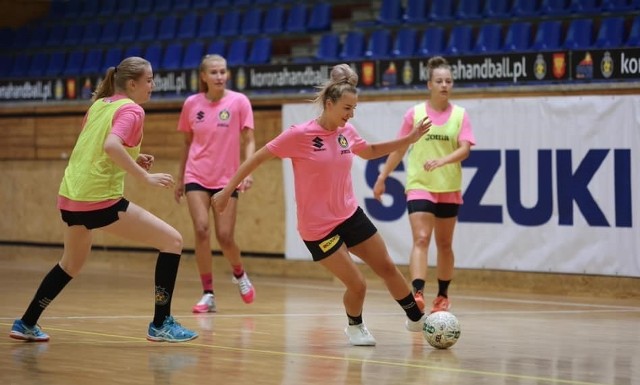 Szczypiornistki Suzuki Korony Handball Kielce na pierwszym treningu przeszły testy i grały w piłkę nożną.