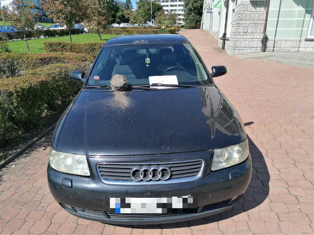 Białystok. Zaparkował na chodniku i został ukarany przez sąsiadów. Wysypali mu na auto piach i napisali kartkę. Właściciel...odpisał 